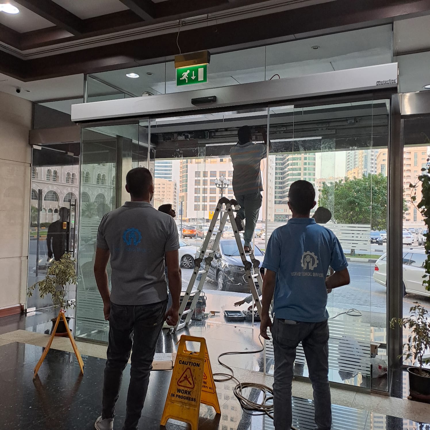 أبواب زجاجية أوتوماتيكي <i class='fa fa-long-arrow-left color'></i>