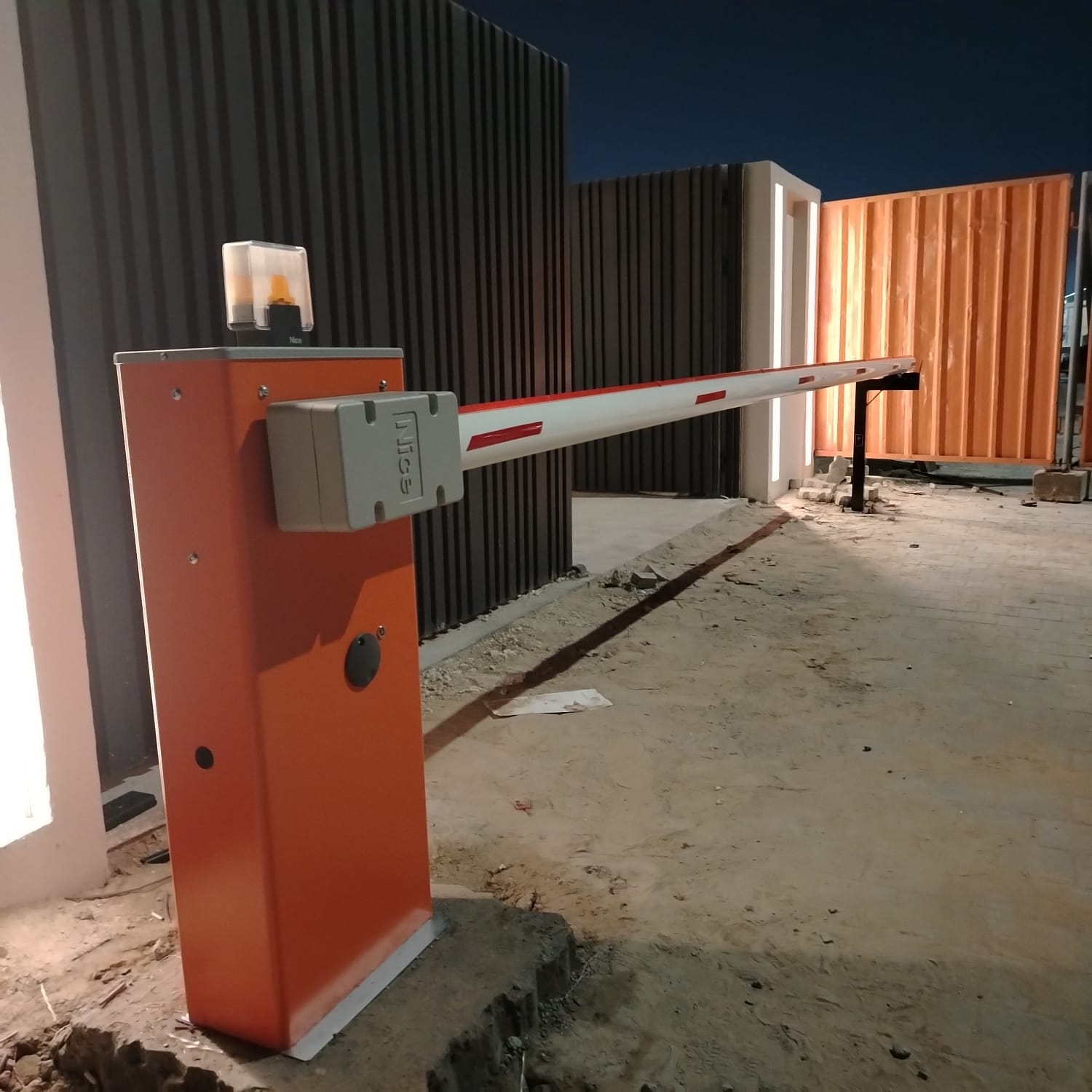 حواجز البوابات الأوتوماتيكي <i class='fa fa-long-arrow-left color'></i>